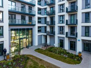 apartamentowiec z mężczyzną, który przed nim szedł w obiekcie Work and Rest Apartment by Fengshui4u, cowroking, siłownia, nowy budynek, dostęp na kod w Łodzi