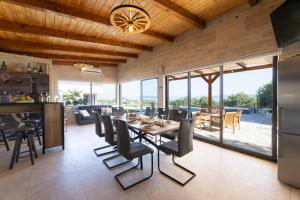 a kitchen and dining room with a table and chairs at Villa Bijaći in Kastel Novi