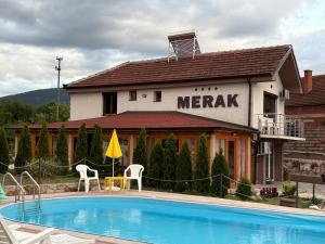 Kolam renang di atau dekat dengan MERAK STD