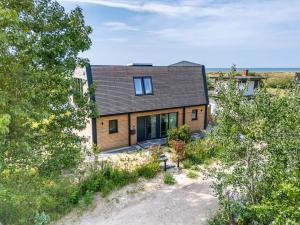 a home with a view of the ocean at Strand Hus in Dierhagen