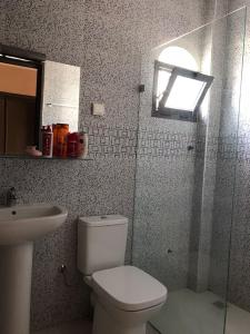 une salle de bains avec toilettes et lavabo dans l'établissement L'Oasis del Maria Fatima, à Agadir nʼ Aït Sa