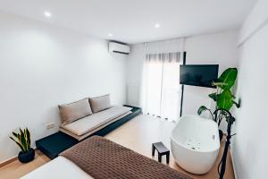 TV/trung tâm giải trí tại Luxury Superior Suite in Glyfada