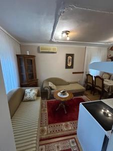 una sala de estar con un sofá y una mesa en Apartment White, en Bijela