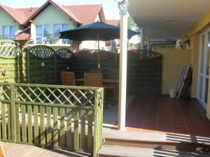 um pátio com uma mesa e um guarda-chuva em Apartment with Terrace em Rewal