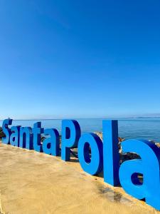 サンタ・ポラにあるMarDeSantaPolaの海を背景に海岸の看板