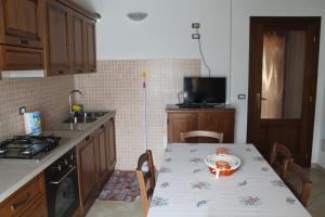 聖皮埃爾的住宿－Appartamento Pommier，厨房配有桌子和碗