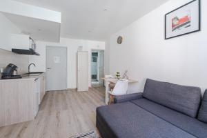 Η κουζίνα ή μικρή κουζίνα στο Cozy Studio - Near Train Station & Center - Futuroscope 4