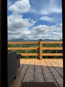 una veranda in legno con panchina e recinzione di MajdanskiKutak2 a Gornji Milanovac