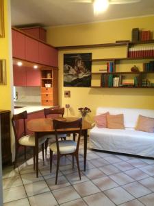 un soggiorno con tavolo e letto di Oasi La Francoise a Rozzano