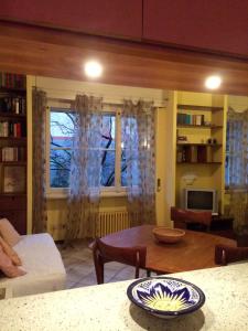 un soggiorno con un tavolo e una finestra di Oasi La Francoise a Rozzano Altre 8 foto