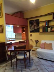 una stanza con un tavolo, un letto e una cucina di Oasi La Francoise a Rozzano