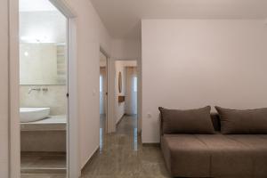 ニキティにあるOASIS luxury apartments and rooms nikitiのリビングルーム(ソファ付)、バスルーム +229枚の写真