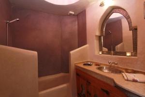 ein Badezimmer mit Waschbecken, Badewanne und Spiegel in der Unterkunft Riad Khalid Zrika Marrakech in Marrakesch + 11 Fotos