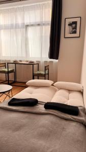 een bed met twee kussens erop bij Central premium apartment in München