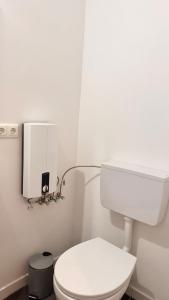 een witte badkamer met een wit toilet in een kamer bij Central premium apartment in München +20 foto's