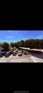 eine Gruppe von Autos auf einem Parkplatz geparkt in der Unterkunft Appartement Cosy Auxerre centre ville Arrivée autonome in Auxerre