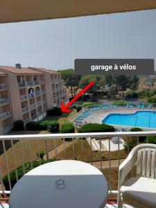 a view of a pool from the balcony of a hotel at T2 au calme résidence avec piscine - Les Hauts de Balaruc in Balaruc-les-Bains