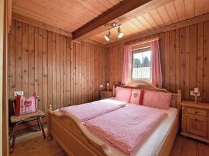 sypialnia z łóżkiem w drewnianym pokoju w obiekcie Oberseebachhof w mieście Scheffau am Wilden Kaiser