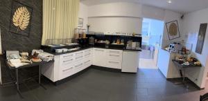 Hotel Rheinfall的厨房或小厨房
