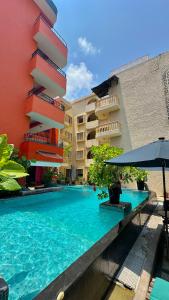 a swimming pool in front of a building at Zihua Mia Hotel Boutique in Zihuatanejo