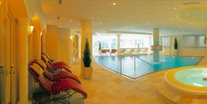 Bazén v ubytování Wellness Hotel Gran Risa***S nebo v jeho okolí