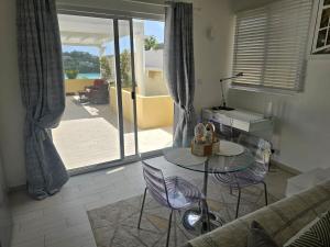 Ruang duduk di Bayview Designer Loft