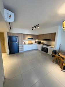 eine große Küche mit einem großen weißen Fliesenboden in der Unterkunft Apartment at Marassi in El-Alamein