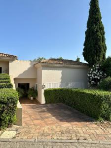 ソトグランデにあるPatio Room Sotograndeの縞の前の家