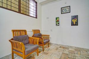 科钦Hotel O Highway Inn的有两把椅子和一扇窗户的候诊室