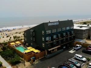杜威海滩Atlantic View Hotel的海滩上酒店空中景色