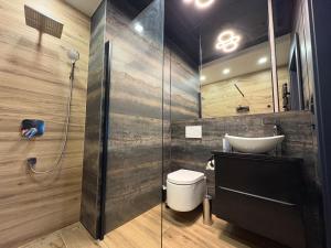 un baño con lavabo e inodoro en Sapore Dream STUDIO 3, en Opole 24 fotos más