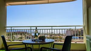 Una mesa y sillas en un balcón con vista. en Ocean View with Sunset in Palm Mar- Pool- Wifi - Parking, en Palm-mar