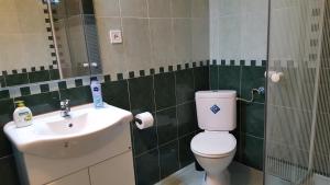 Et badeværelse på Premier Inn Apartments