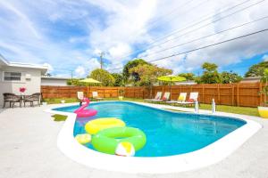 una piscina con fideos en un patio trasero en Modern Family Pool Home Near Beach Vibes, en Hollywood