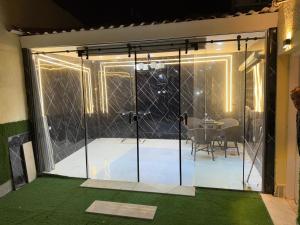 eine Glasschiebetür, die auf eine Terrasse mit einem Tisch führt in der Unterkunft شقة مفروشة للايجار اكتوبر حي اول in Madinat as-Sadis min Uktubar