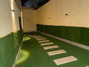 ein leerer Schlagkäfig mit grünem Gras auf dem Boden in der Unterkunft شقة مفروشة للايجار اكتوبر حي اول in Madinat as-Sadis min Uktubar