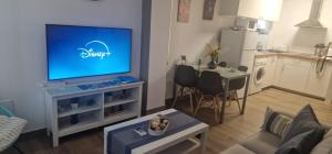 Televízia a/alebo spoločenská miestnosť v ubytovaní mi apartamento 60