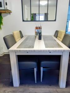 フォワにあるAppartement cosy centre villeのダイニングルームテーブル(椅子付)