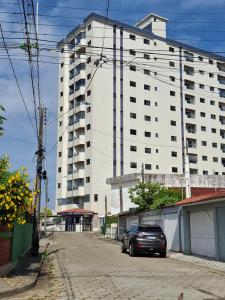 a car parked in front of a large building at Apartamento Aconchegante 70m praia in Mongaguá