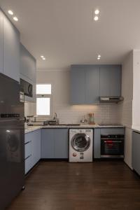 Cuina o zona de cuina de Marassi Views Direct on Pool 3BR Beach Access by Best of Bedz