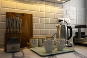 Estris per fer te o cafè a Marassi Views Direct on Pool 3BR Beach Access by Best of Bedz