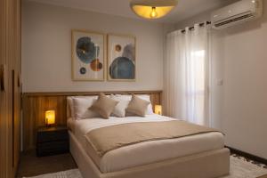 Llit o llits en una habitació de Marassi Views Direct on Pool 3BR Beach Access by Best of Bedz