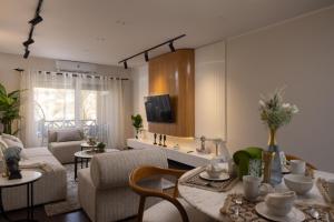 Zona d'estar a Marassi Views Direct on Pool 3BR Beach Access by Best of Bedz