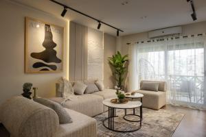 Zona d'estar a Marassi Views Direct on Pool 3BR Beach Access by Best of Bedz
