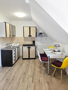 una cucina con un tavolo e sedie in una stanza di Mont Melis a Sînpetru Altre 24 foto