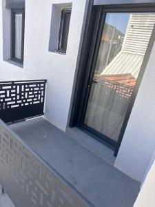 eine leere Veranda mit Tür und Fenster in der Unterkunft Aquero Lourdes T4 in Lourdes