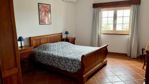 にあるCasa do Cabo Altoのベッドと窓のある寝室 +13枚の写真