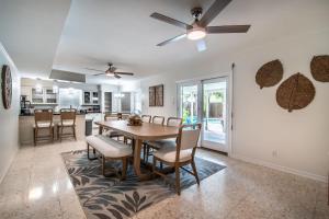 una sala da pranzo e una cucina con tavolo e sedie di Coral Cove on Ocean View a Corpus Christi Altre 53 foto