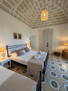 法维尼亚纳DIMORA DELLA CAVA Favignana的有两张床和天花板的卧室