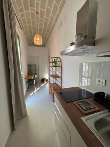 法维尼亚纳DIMORA DELLA CAVA Favignana的带水槽和台面的厨房 更多19张照片